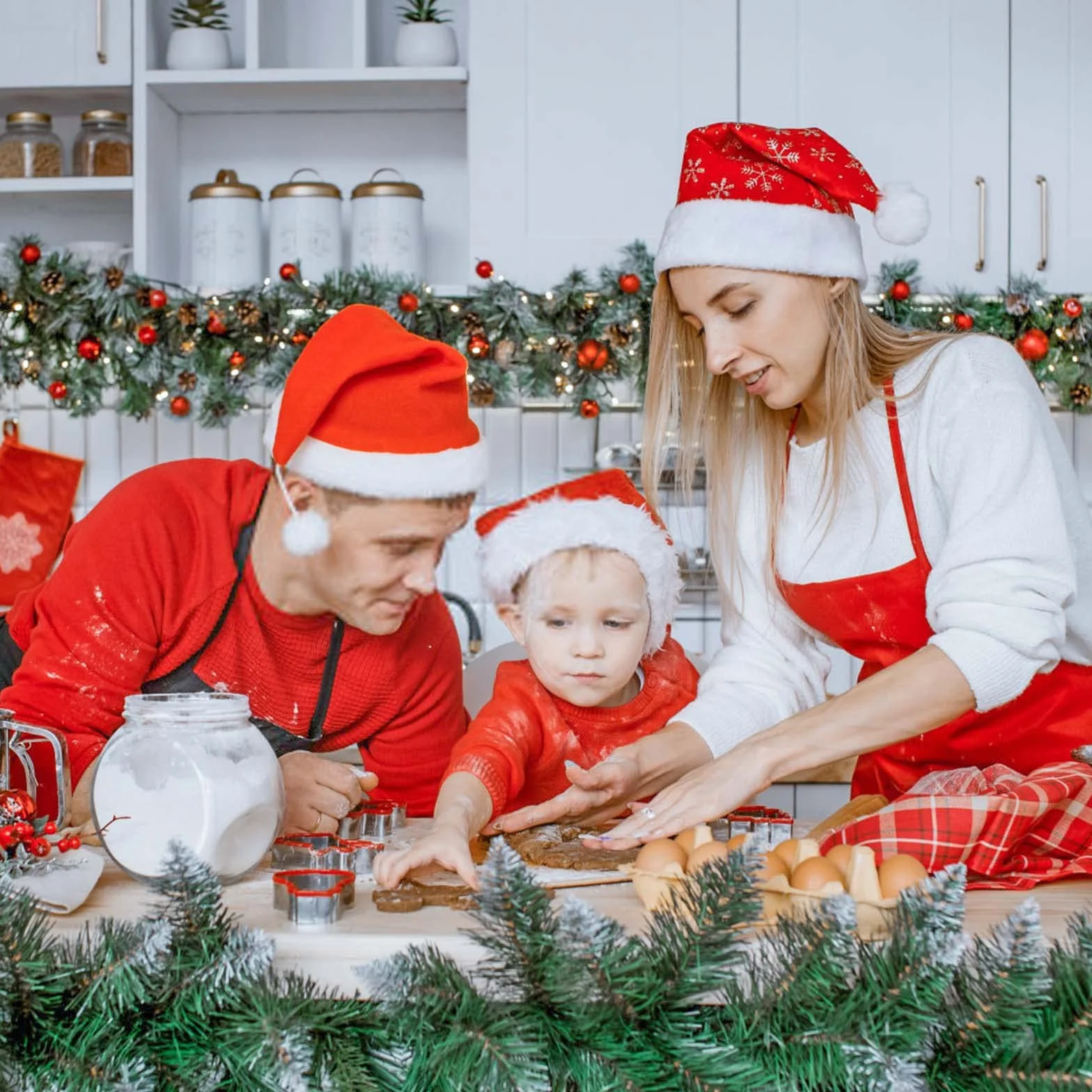 DATEFUN Grüne Weihnachtsgirlande 2,7m - Künstliche Tannengirlande für In- und Outdoor - 270 Spitzen - Weihnachtsdeko für Kamin, Treppe und Mehr