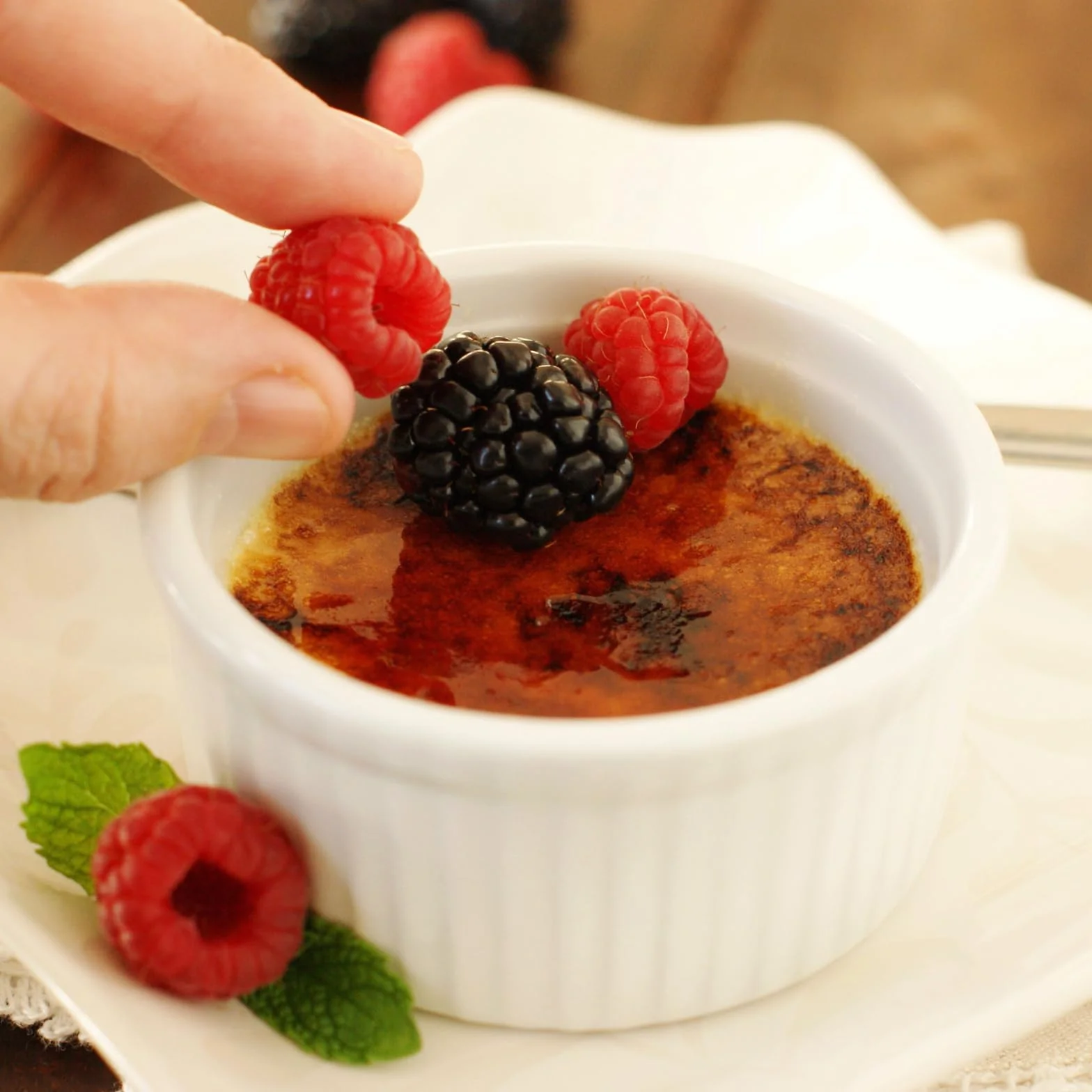 Woobroo Creme Brûlée Schalen, 6er Set, 9 cm - 200 ml Souffleformen, ofenfest, Souffleformen, Crème Brûlée Schalen, Keramikförmchen, ofenfeste Förmchen, weiß
