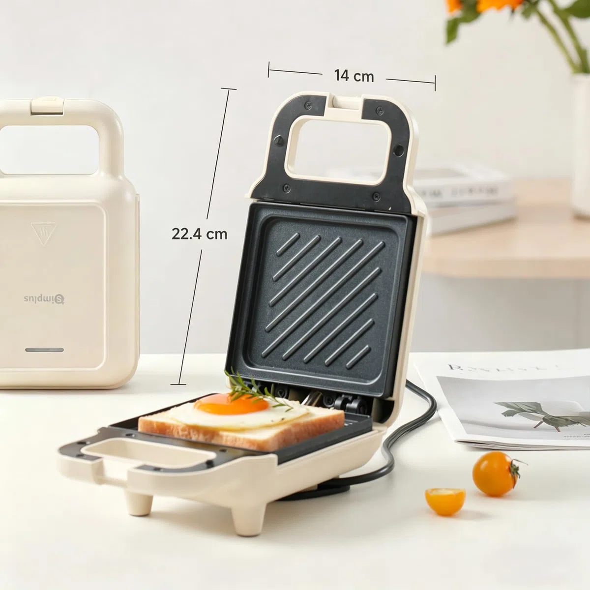 SIMPLUS Sandwichmaker Klein für Knusprige Dreiecks, Sandwichtoaster, 650W, Antihaftbeschichtete Platten, Schnell Aufheizend, Überlaufschutz, Wärmeisolierter Griff, BPA-frei, Cremeweiß