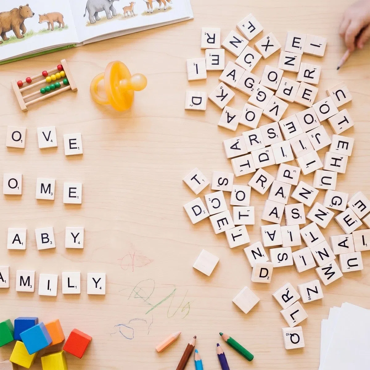 1000 Stück Scrabble Buchstaben Holz, Holzbuchstaben Klein, 20x18x5mm Lernbuchstaben mit Kantenschliff & Aufbewahrungsbeutel, Buchstaben Holz Geeignet für DIY, Spiele und Vorschulerziehung