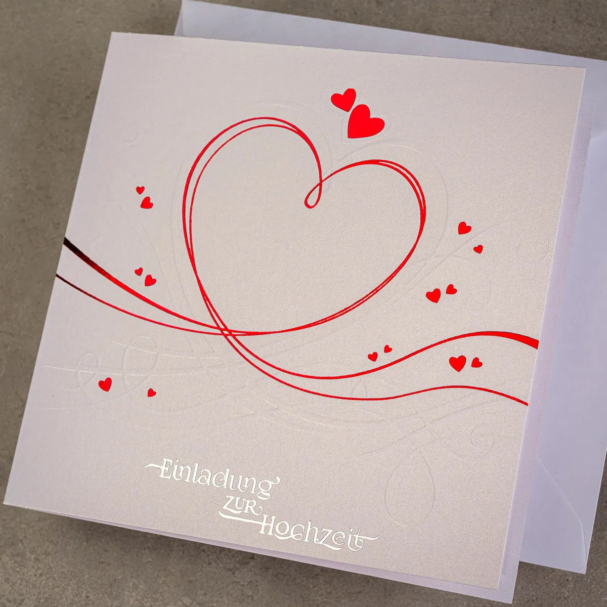 HOCHZEITSEINLADUNGEN - SATZ 20 St, 135x135mm MIT BEDRUCKBAREN EINLAGEN UND UMSCHLÄGEN FÜR HOCHZEIT – ROTE FOLIE, GEPRESSTES MUSTER AUF METALLICPAPIER, ZAP_DE_07