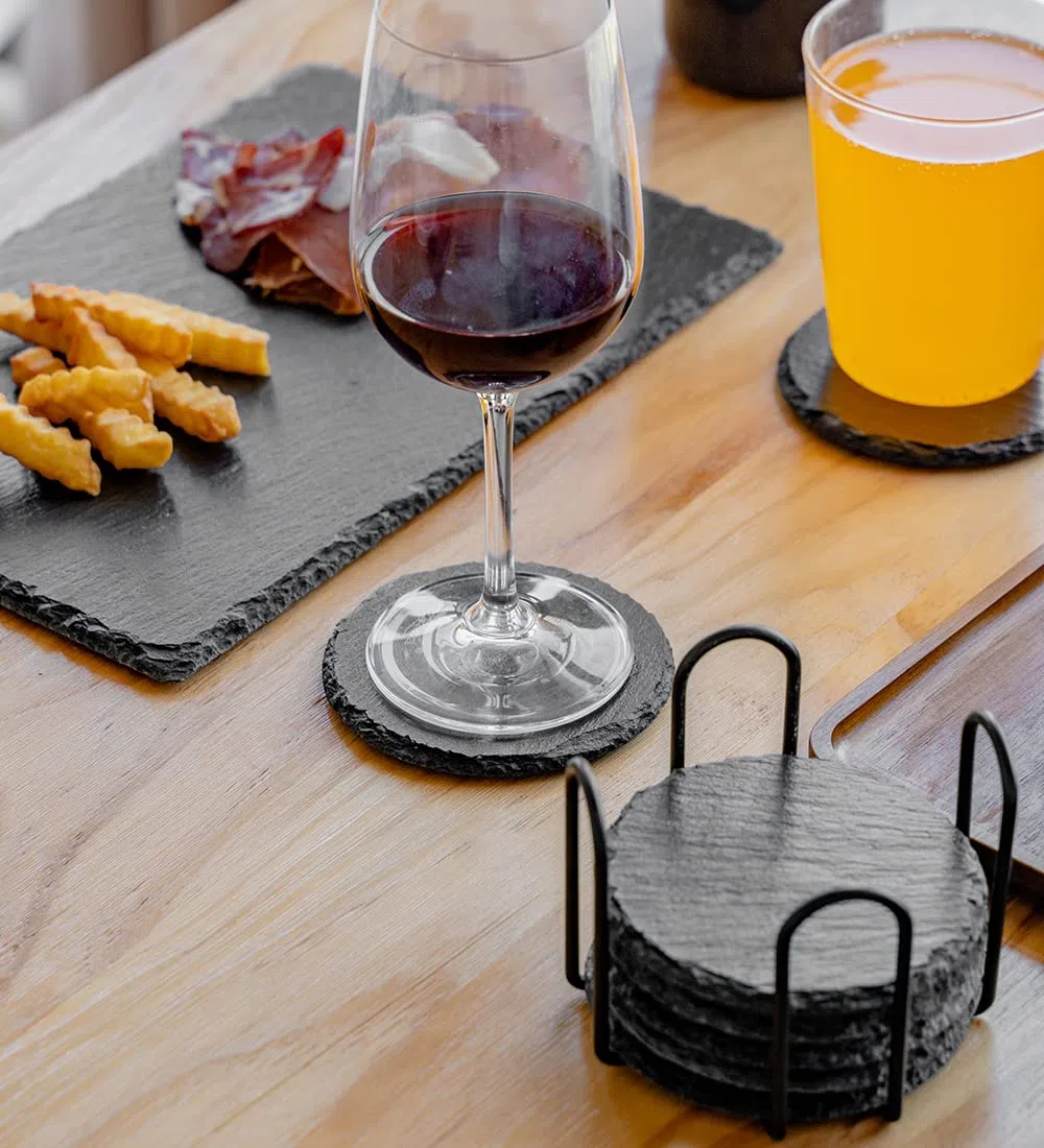WLWNWFT Schiefer Untersetzer für Gläser 8er Set, Glasuntersetzer Schiefer rund mit Halter 10x10 cm, Bierdeckel Getränkeuntersetzer inkl. Kreidestift, für Getränke, Tassen, Bar, Glas