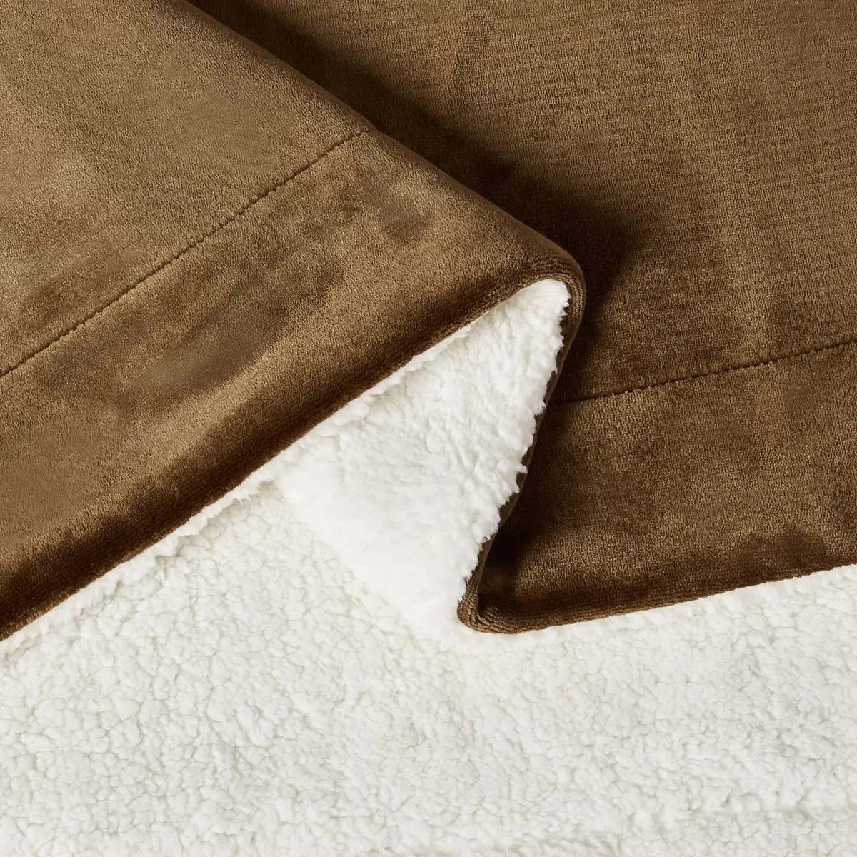 Amazon Basics Mikrofaser Wendedecke Kuscheldecke aus Sherpa, 127 x 152 cm, Braun