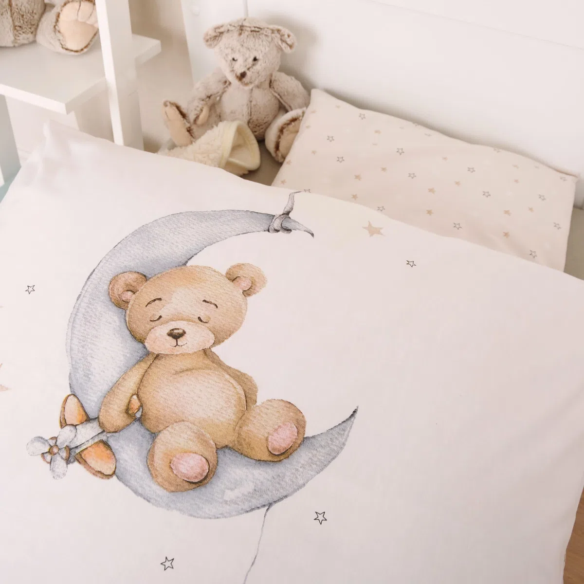 Herding Wiegenbettwäsche-Set Teddy Bär, Kopfkissenbezug 35 x 40 cm mit Hoteleinschlag, Bettbezug 80 x 80 cm mit Hoteleinschlag, Baumwolle/Renforcé, Weiß, Twin