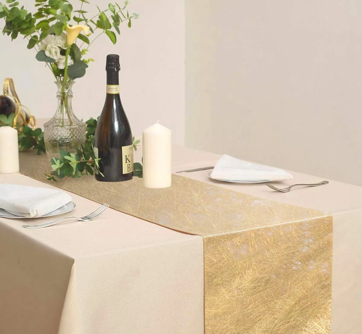 Anstore Tischläufer Gold Rolle 30m, 23cm Breite Vlies Tischläufer Hochzeit mit 150 Deko Herzen, Tischband mit Beschicht Glänzend Golden Tischdecken Dekostoff Geburtstagen Taufen Kommunion Weihnachten