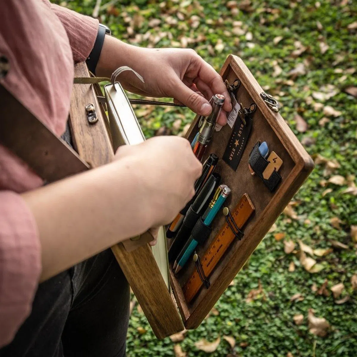 Writers Messenger Holztasche – Kunsttasche, Pochade-Box, Künstlerwerkzeug und Pinsel-Aufbewahrungsbox | Walnussholztasche mit Klappdeckel, Umhängetasche, Taschen-Organizer für Skizzierer, Schriftstell