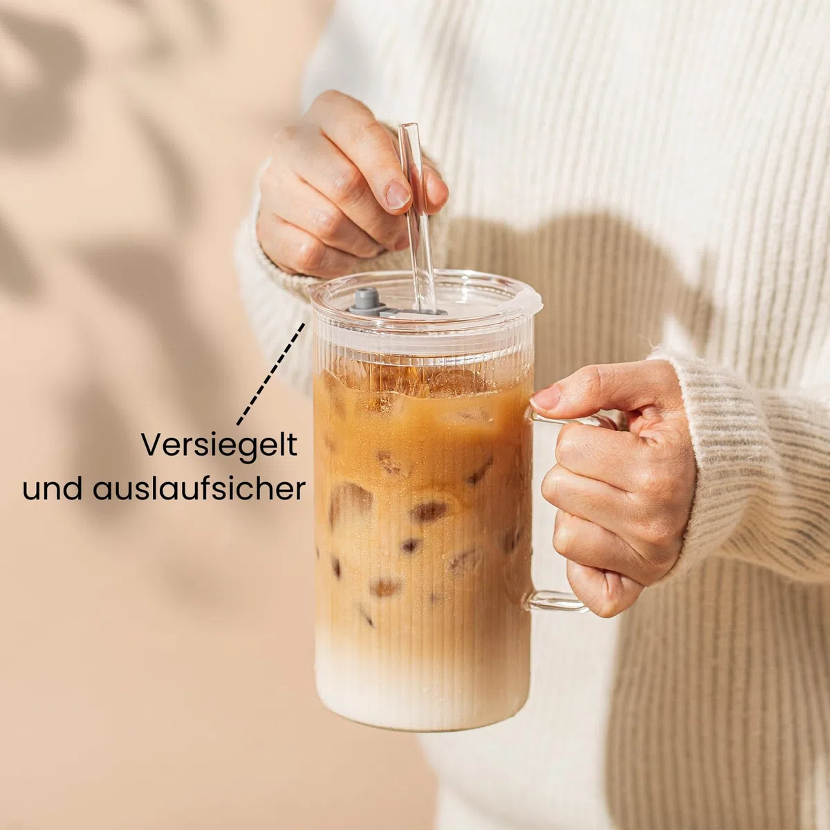 INSETLAN 760ml Große Gerippte Glasbecher mit Henkel und Deckel – 2er Set, Klare Glasbecher mit Wiederverwendbaren Strohhalmen, Vertikale Streifen-Design – Perfekt für Eiskaffee, Tee, Smoothies