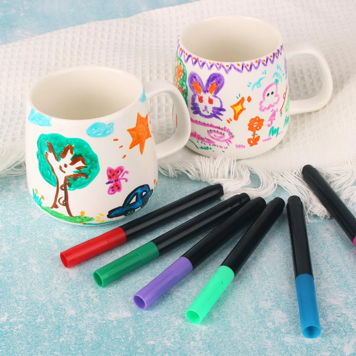 DIY Keramik Bemalen Set–Enthält 2 leere weiße Tassen und 12-farbige Keramik-Aquarellstifte, ein kreatives Tassen Bemalen Set für Kinder und Erwachsene, einTassen Zum Bemalen Kunstkreationsset