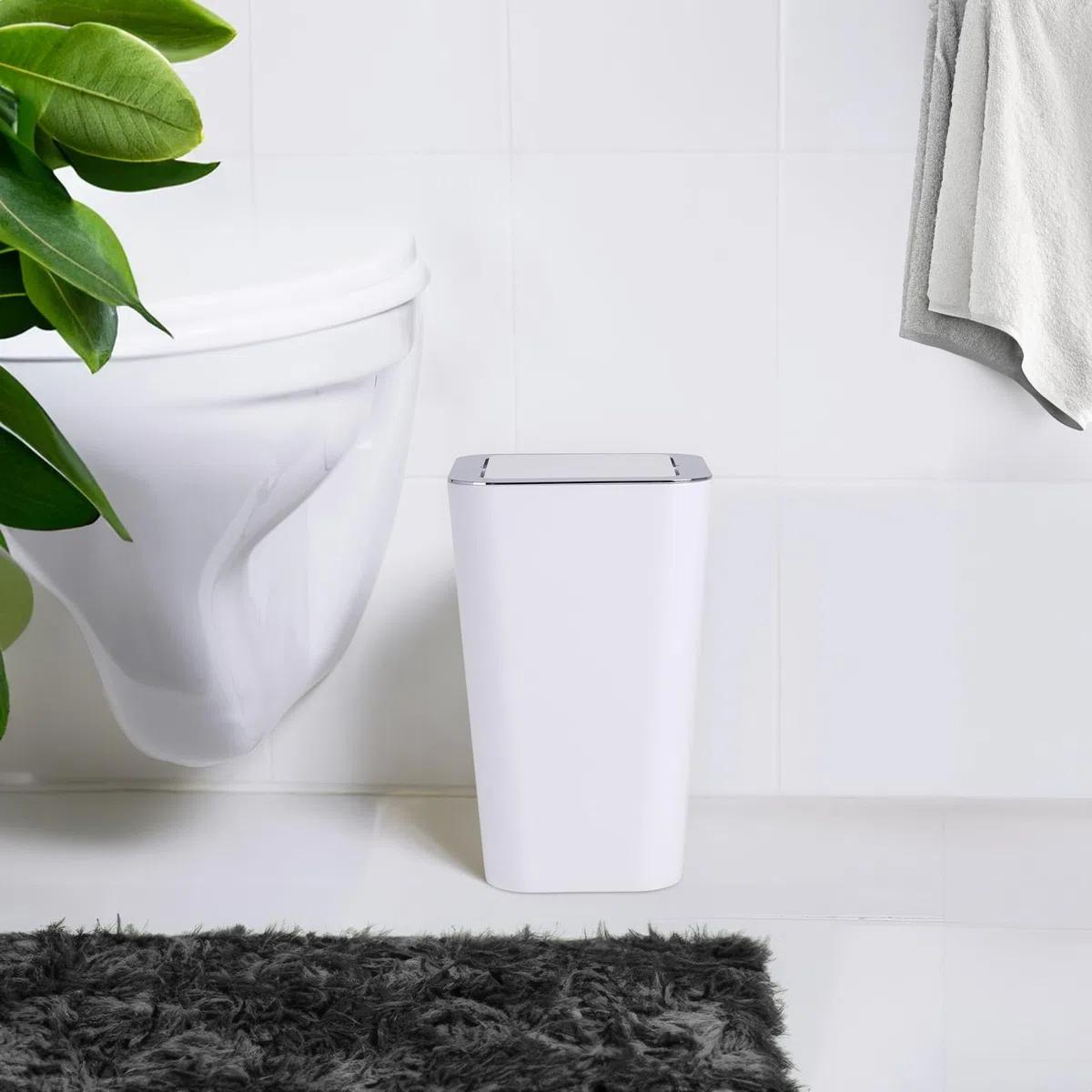 WENKO Kosmetikeimer Mod. Candy 6 lrt., Hygieneeimer, Badezimmer-Mülleimer mit Schwingdeckel ideal für Kosmetiktücher, Wattestäbchen & Co., Abfalleimer aus Kunststoff, BPA-frei, 17.5x 28 x 17.5, Weiß