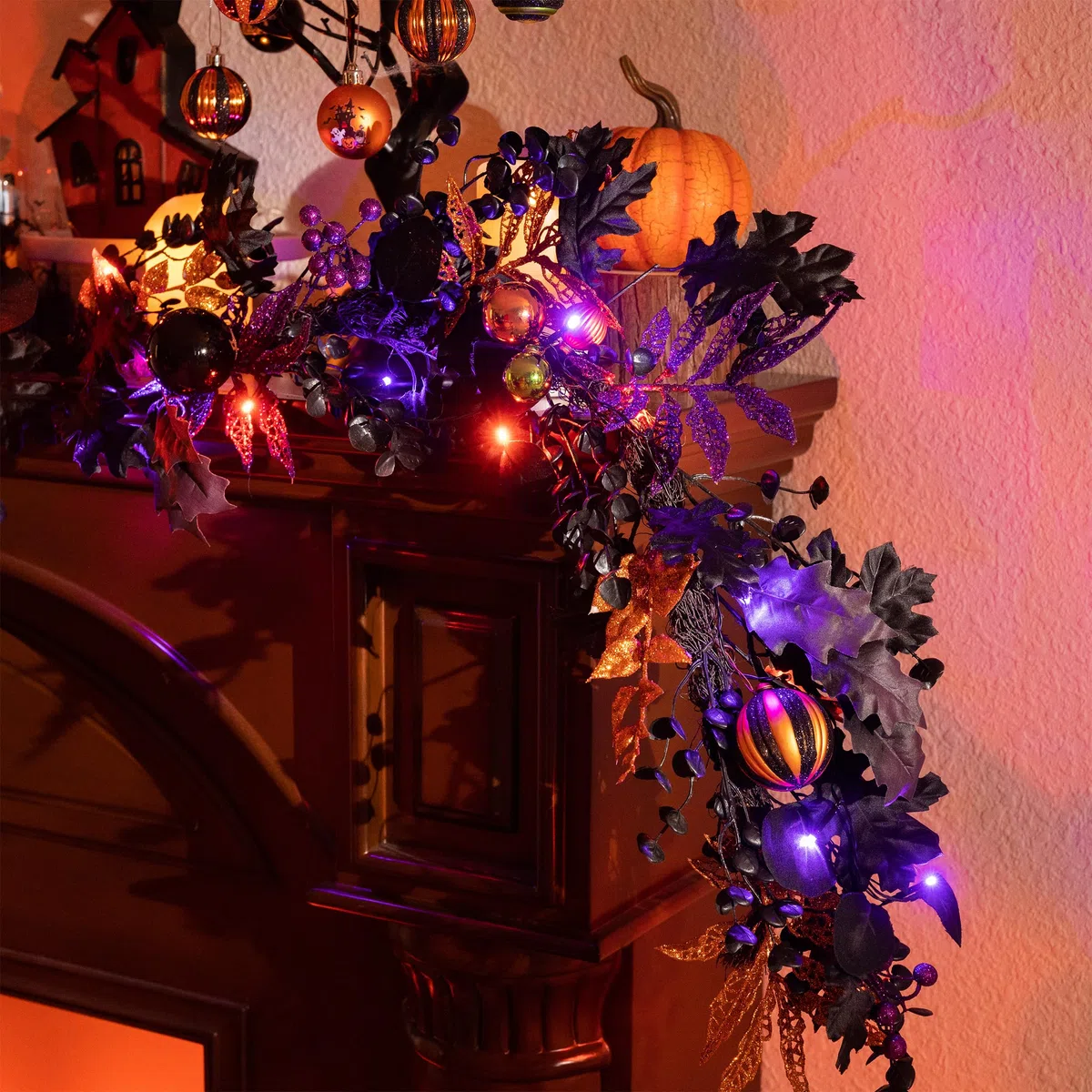 Valery Madelyn Halloween Deko, 150cm Halloween Girlande mit Freche Leckerbissen und bruchsichere Kugeln Ornamente mit Led Licht und Timer für Haustür, Wanddeko, Party