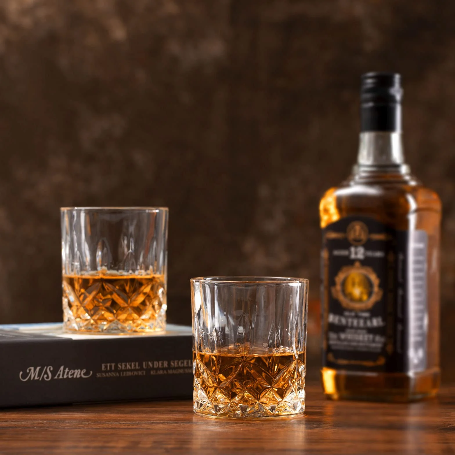 Whisky Gläser, 4er Set (2 Kristallgläser, 2 große Eiskugelformen) in Geschenkbox – 300 ml Whiskey für Scotch, Cocktail, Rum, Bourbon, Cognac, Wodka und Likör – Einzigartige Geschenke für Männer