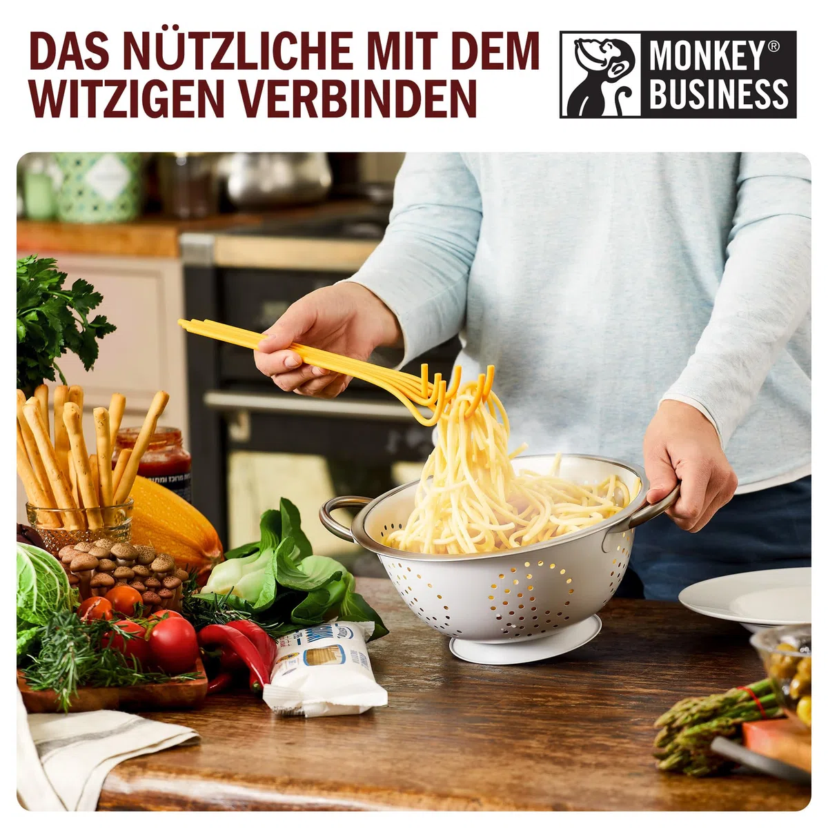 Lustiger Spaghetti-Löffel aus Kunststoff/Gabel aus einer Serie von Pasta-inspirierten Küchenhelfern | Cooler Pasta-Löffel zum Servieren von Pasta | Originelles Küchenzubehör | von Monkey Business