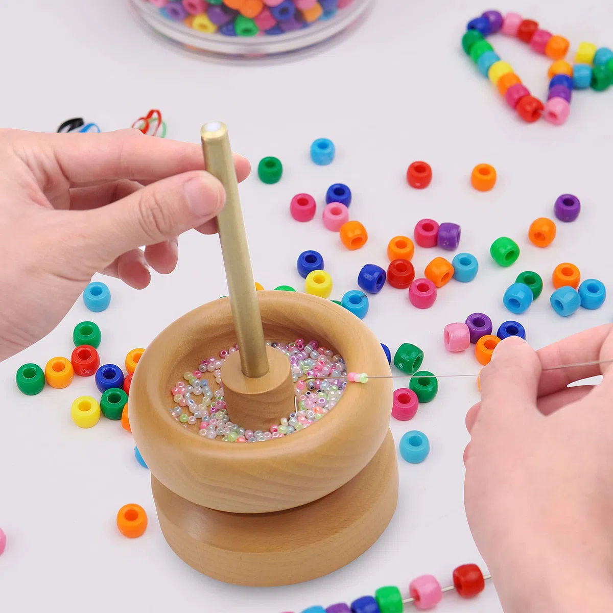 Seahelms Holzperle Spinner, 2 in 1 Perlensets mit Garnspulenwickler, Perlenspinner für die Schmuckherstellung, Holzperlenspinner mit 2 Perlennadeln und Einfädelwerkzeug für Rocailles