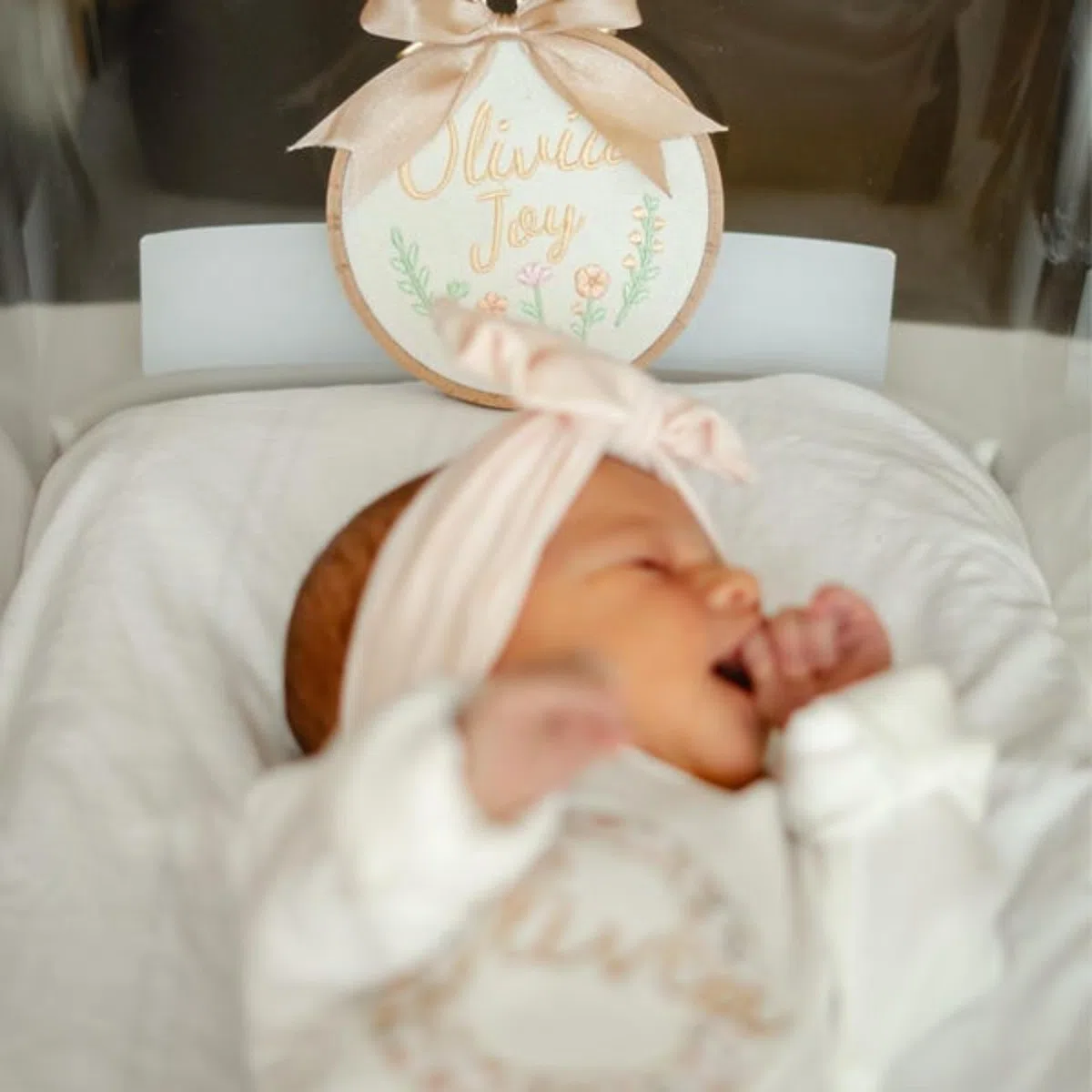 Personalisierte Boho-Stickrahmen mit Blumennamen, personalisiertes Geschenk für Neugeborene oder Babyparty, individuelles Basteln, Kinderzimmer-Dekoration (20 cm)