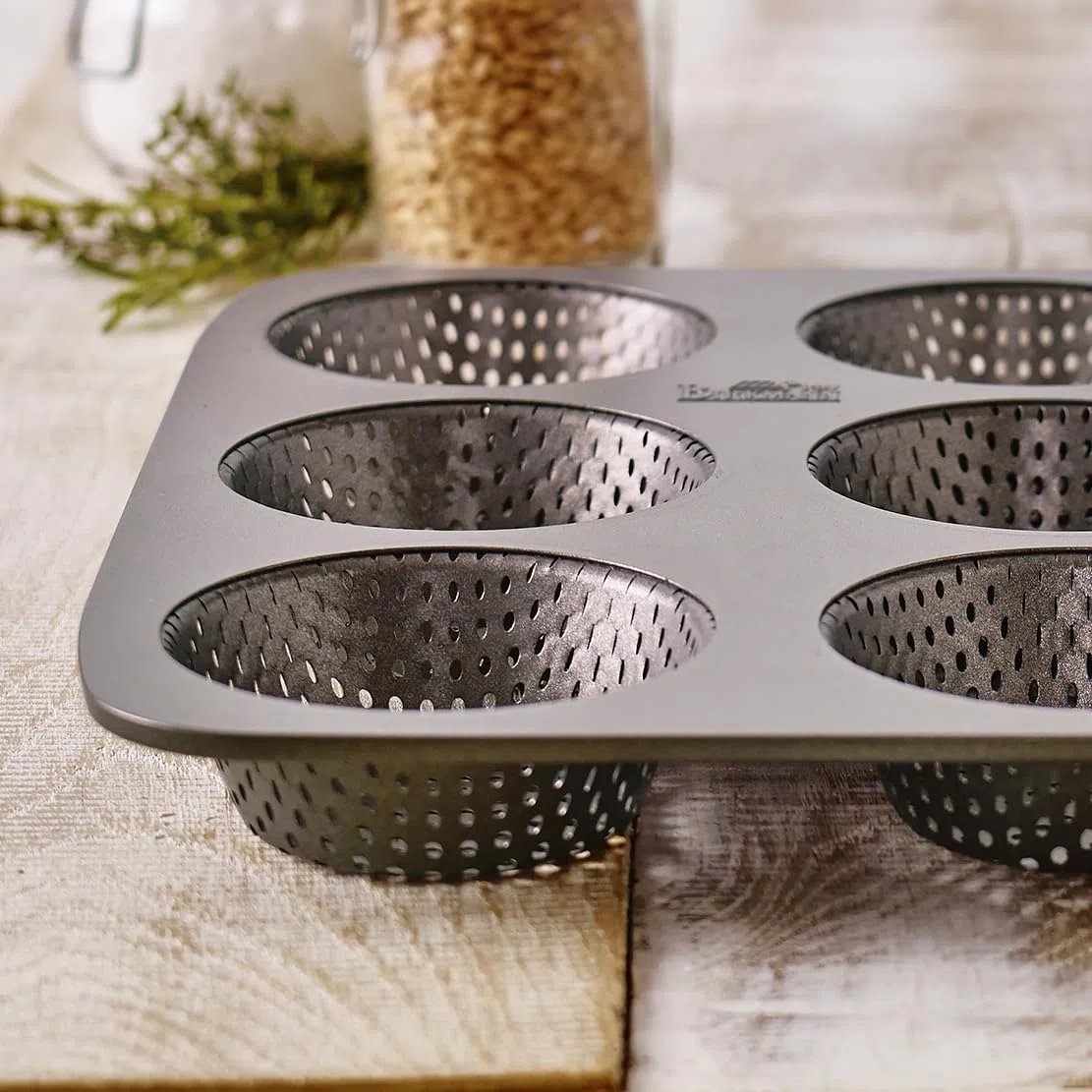 Birkmann Brötchenblech Laib & Seele, perforierte Brotbackform für 9 Brötchen, Burger Buns, Semmeln & Hot Dog Brötchen, Karbonstahl Antihaft Lochblech mit Mulden, Grau | 32x30x3cm, Ø9cm