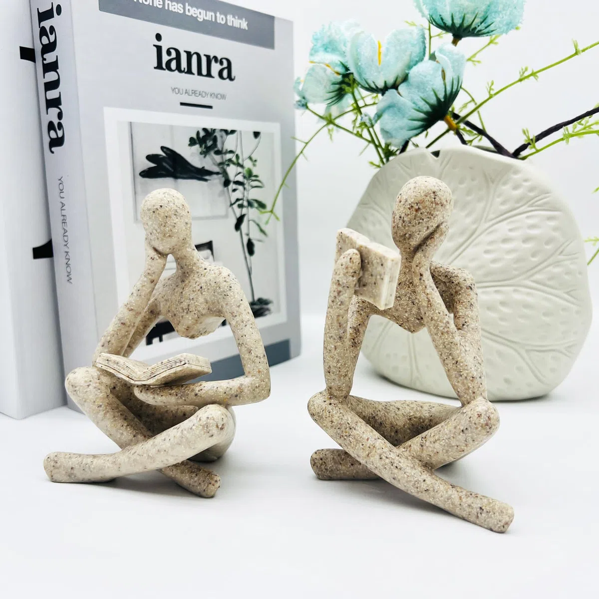 2 Stücke Wohnkultur Sandstein Lesen Denker Statue Moderne Figuren Abstrakte Ästhetische Skulptur Denker Harz Statue Set für Heimdekoration Wohnzimmer Büro Bücherregal Regal Tisch