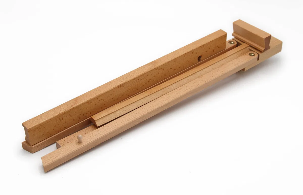 Paintersisters Display Staffelei Prato, Tischstaffelei aus Buchenholz, Sitzstaffelei für Keilrahmen bis 70 cm, klappbarer Bildhalter, Ministaffelei, Dreibein