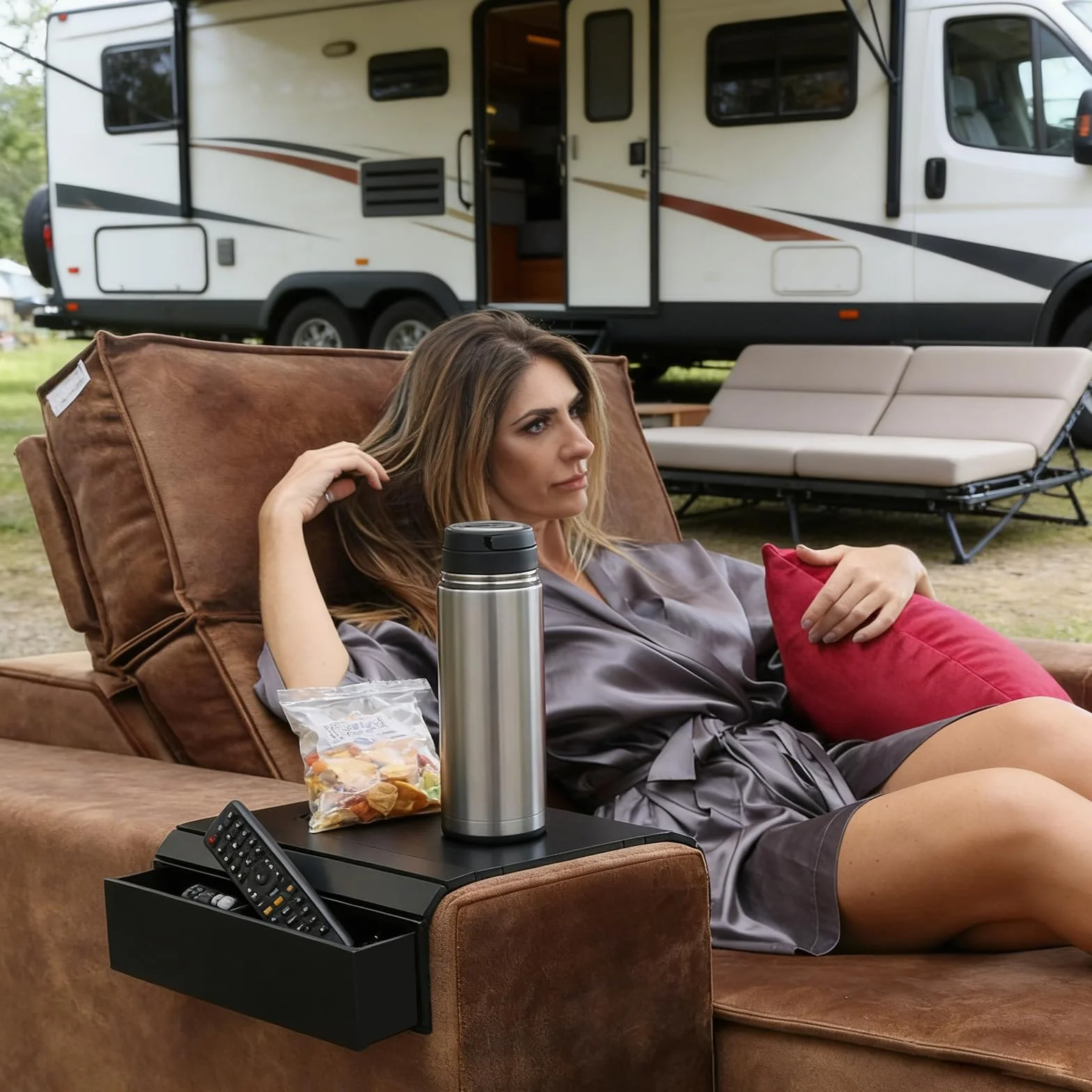 Sofatablett Armlehne aus Bambus, Rutschfestes Couch Tablett für Sofa Armlehne, Sofalehnen Ablage mit Getränkehalter, Faltbare Sofa Ablage für Snacks, Handy & Fernbedienung Schwarz