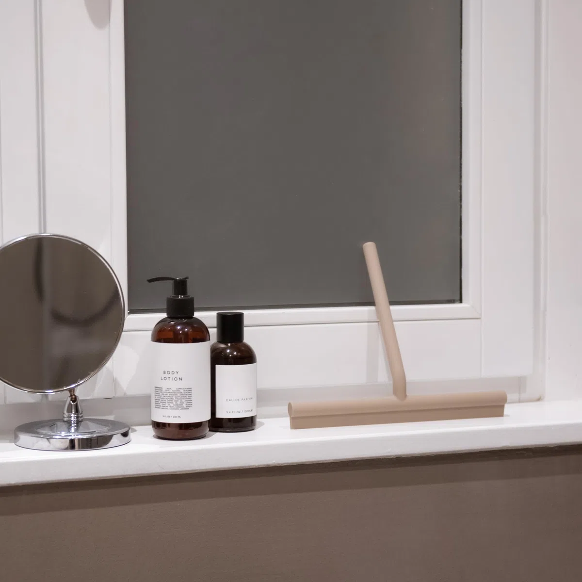 Silikon Duschabzieher mit Halterung ohne Bohren (Taupe, 28 cm Lippe) - Extra breiter Abzieher & Wischer für Dusche - Duschkabinenabzieher für Duschwand - Flitsche Wasserabzieher