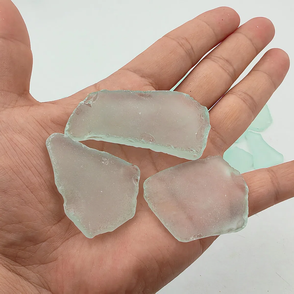 500g Unregelmäßige mattierte Glasmosaikfliesen im Großpack – DIY Bastelbedarf für Schmuck, Bilderrahmen, Untersetzer, Gartendekoration, Mosaik-Kunstprojekte für drinnen & draußen (Weiß, 2,5–6 cm)