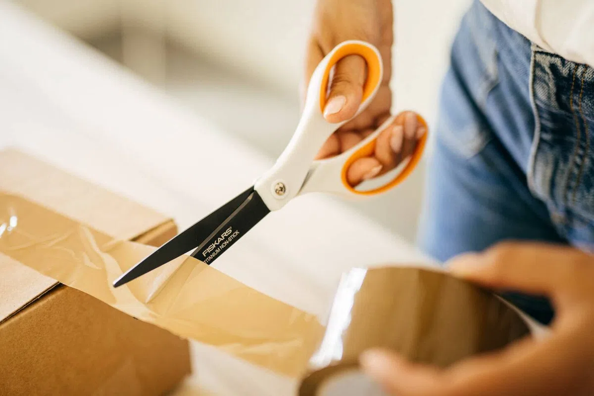 Fiskars Antihaft-Universalschere, Länge: 21 cm, Titan-Beschichtung/Rostfreie Stahl-Klinge/Kunststoff-Griffe, Weiß/Orange, 1004721