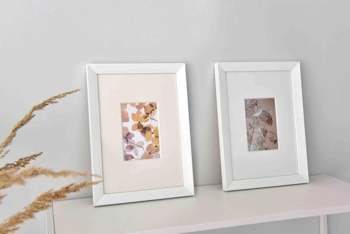 nielsen Passepartout Premium Karton 2,5 mm, Außenformat 30x40 cm für 3 Bilder 10x15 und 2 Bilder 9x13 cm, hellweiß