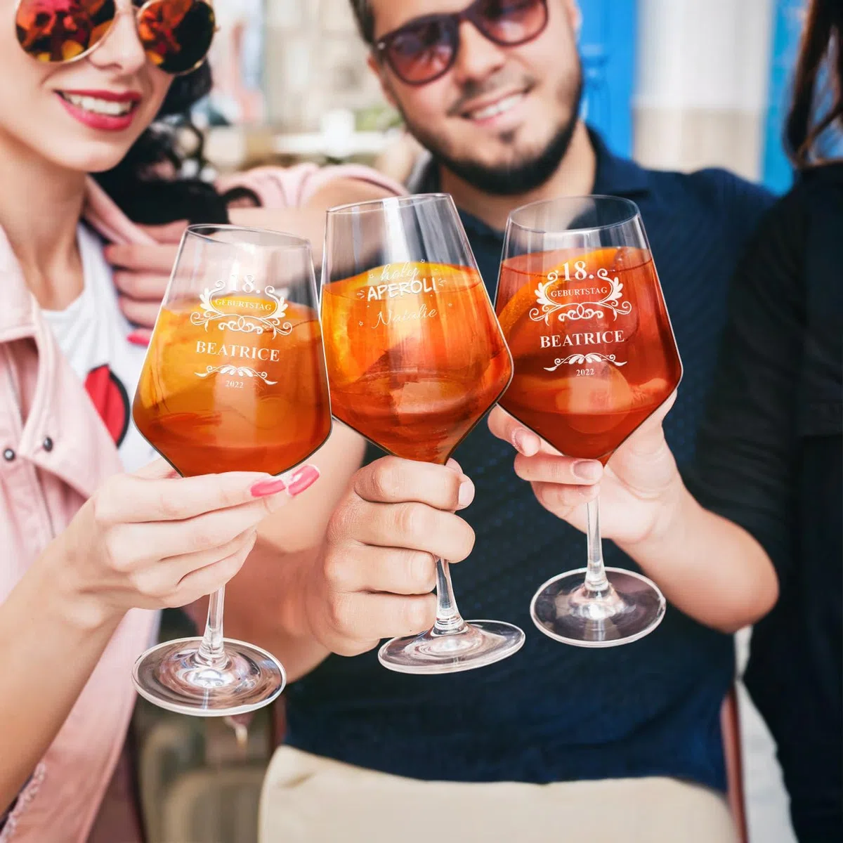 Maverton Aperol Spritz Glas personalisiert mit Namen - Cocktailglas mit Gravur - Aperol Geschenk - Geburtstagsgeschenk für Frauen - personalisierte Geschenke Frauen - 350ml oder 530 ml - Holy Aperoli
