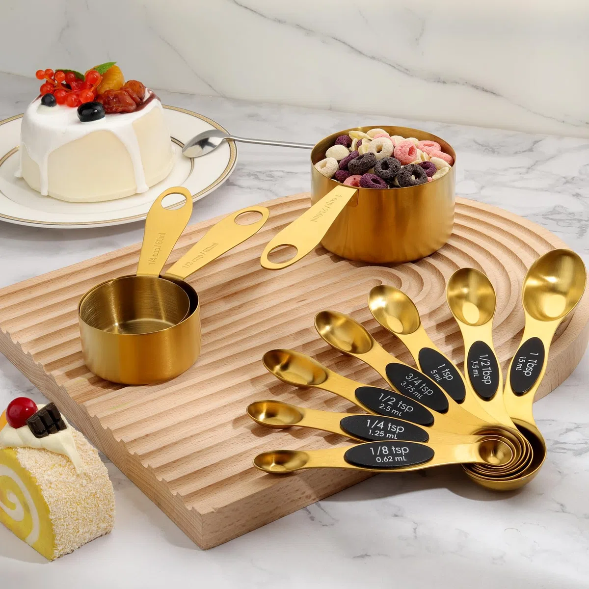 Cuteefun Gold Magnetische Messlöffel und Messbecher 12er Set, 8 Doppelseitige Magnetische Messlöffel mit Wasserwaage, 4 Premium Edelstahl Messbecher, Messen für Trockene und Flüssige Zutaten