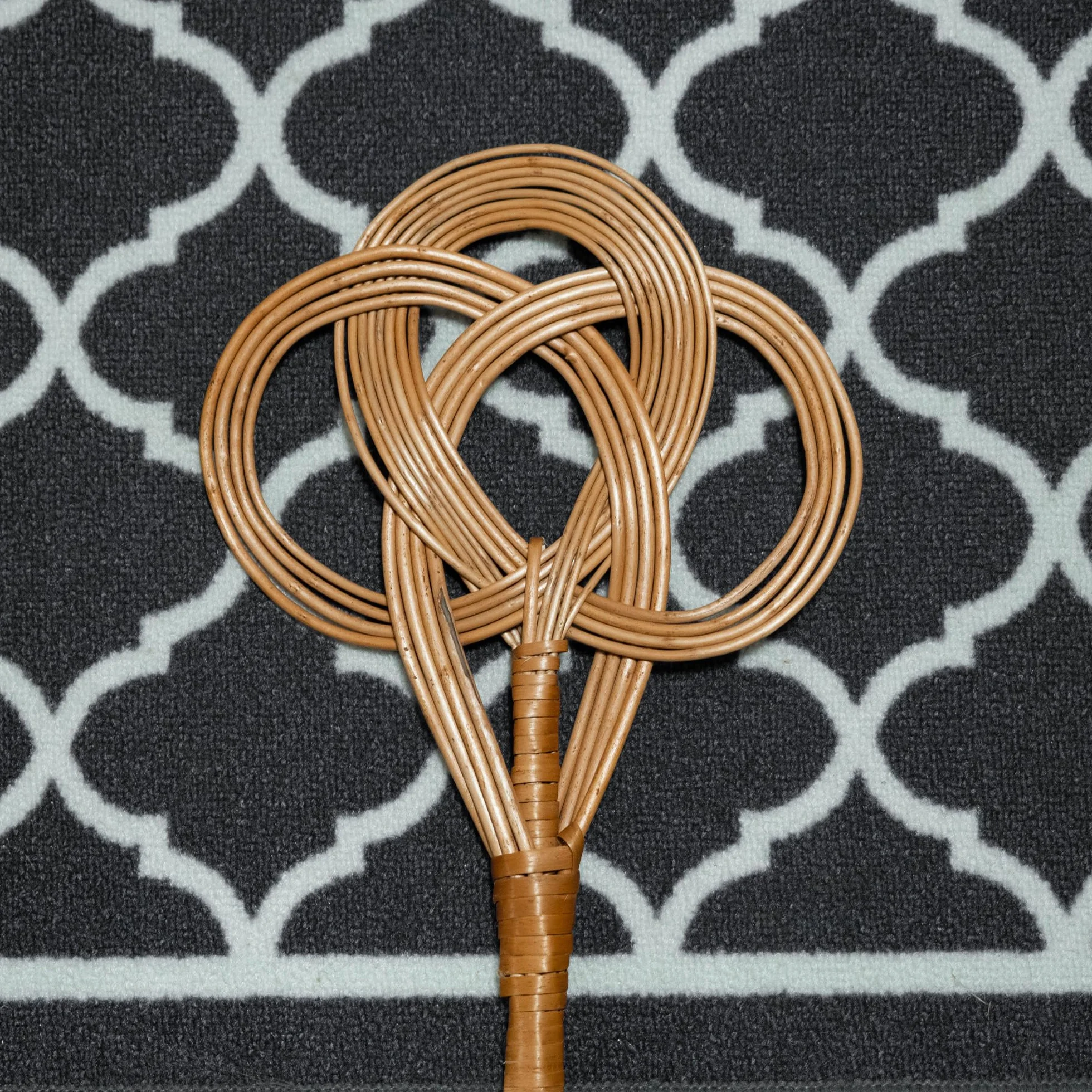 KADAX Teppichklopfer aus Weide mit 75 cm langem Griff, traditioneller Teppichreiniger für gründliche Reinigung von Teppichen, Fußmatten und Polstern