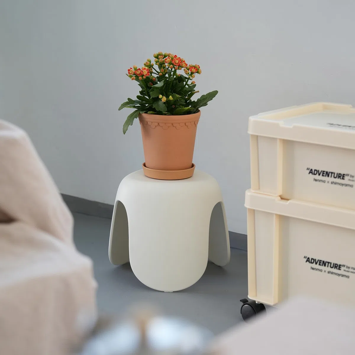 SHIMOYAMA Kinderhocker, 25cm hoher Fußhocker für Kinder und Erwachsene, Kunststoffhocker, kleine Sitzfläche, hält bis zu 100 KG für den täglichen Gebrauch zu Hause, cremeweiß