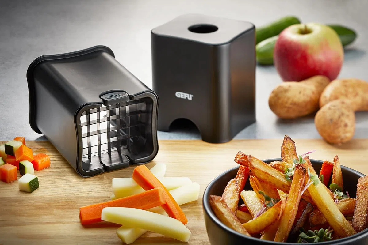 GEFU Pommes Schneider POMCUT - Edelstahl Fritten- und Gemüseschneider POMCUT für gleichmäßige Pommes und Rohkoststicks, Schwarz/Silber