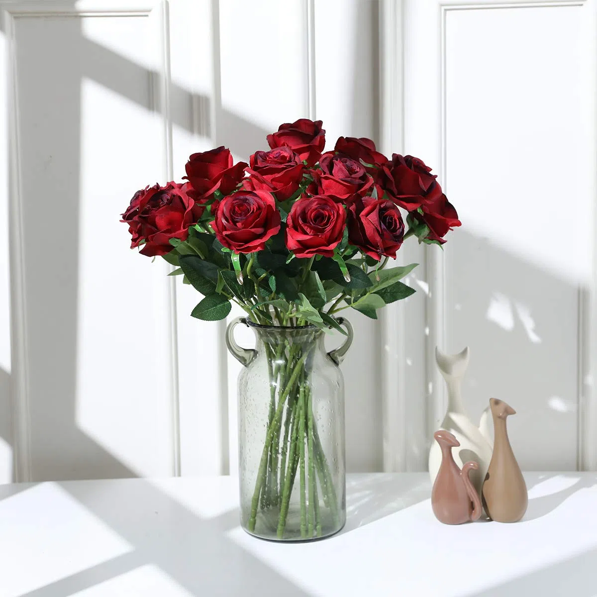 Tifuly 12 Stück künstliche Rosen, künstliche Seidenblumen mit einfachem Stiel, 40,6 cm, realistische Blume für Party, Garten, Familie, Hotel, Hochzeitsdekoration, Blumendekor (Burgund)