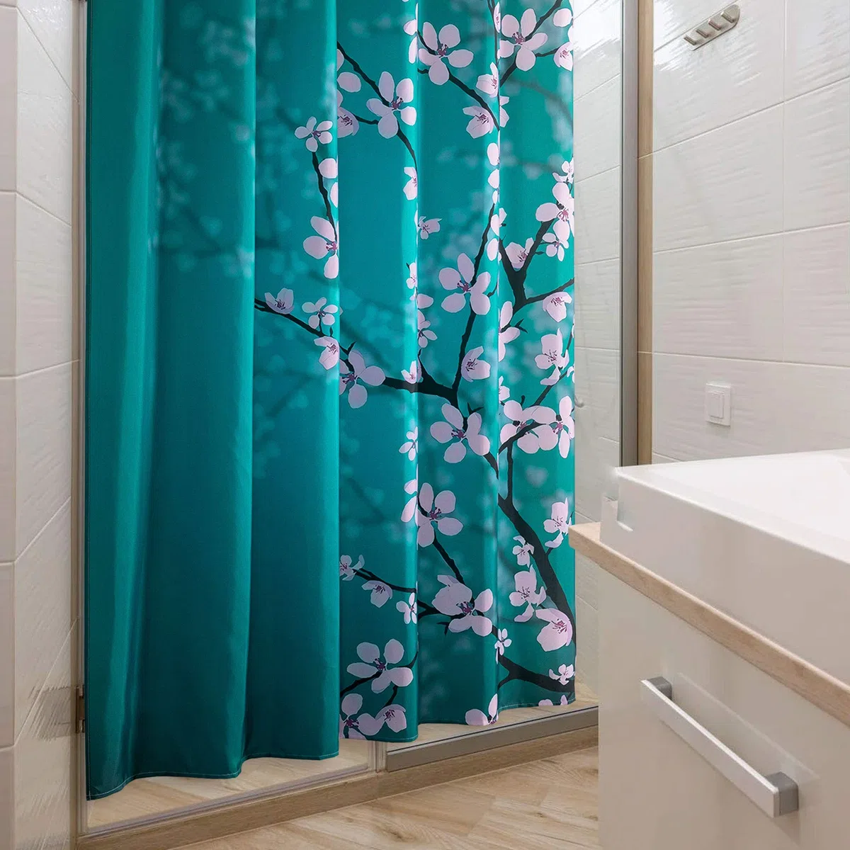 LIGICKY Japanischer Stil Duschvorhang für Badezimmer Durable Wasserdicht Stoff Duschvorhänge für Home Decor 180 x 180 cm, Pflaume auf blauem Hintergrund Set mit Duschvorhangringen
