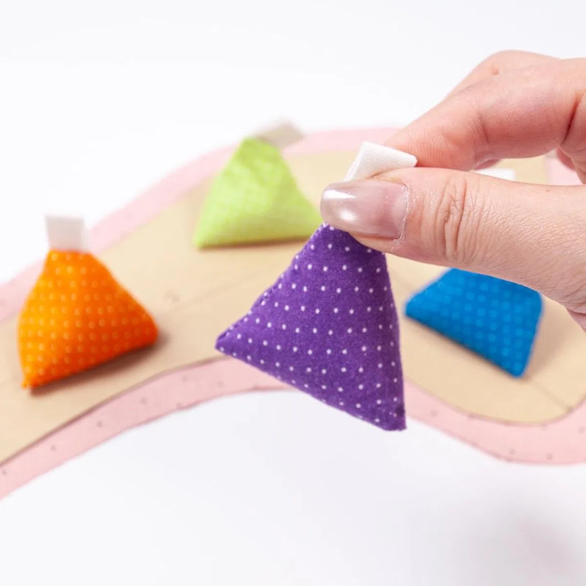 4er Set Schnittmustergewichte: Stoffgewichte zum Nähen ohne Stecknadeln – 120g Nähgewichte für Stoffzuschnitt & Quilting, Fixiergewichte für Schnittmuster inkl. Aufbewahrungstasche, Dreieckig