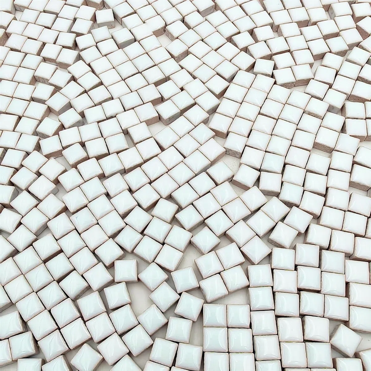 500 g quadratische Keramik-Mosaikfliesen, 500 Stück, 1 x 1 cm, handgefertigt, kreative Mikro-Mosaikstücke für Liebhaber, DIY-Mosaikprojekte und Heimdekorationen (weiß)