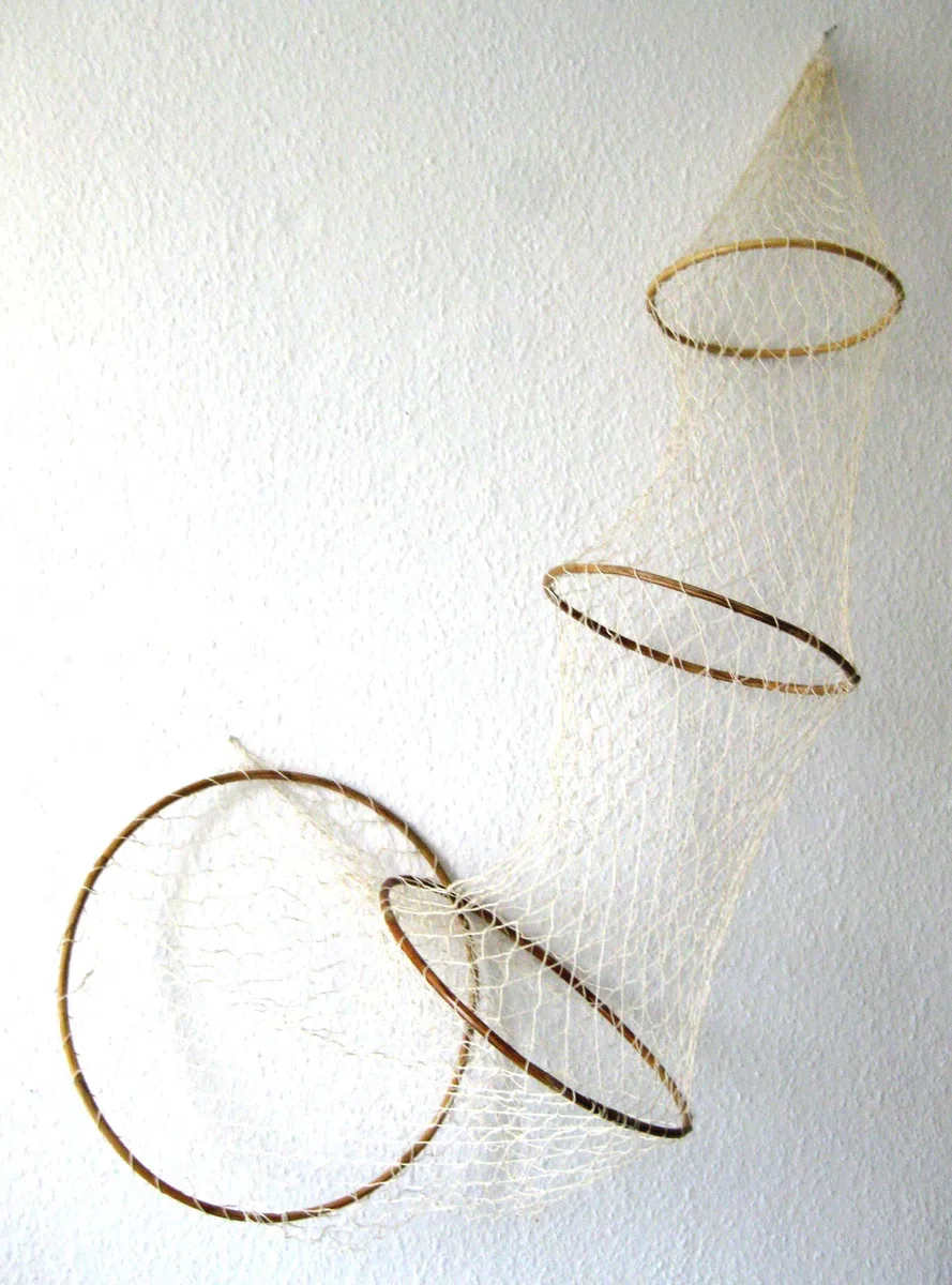 große Deko Reuse 135cm x 36cm 4 Bambus Ringe Fischernetz Dekonetz + Muscheln | 4 Bambus-Ringe, Baumwollnetz beige, Maschengröße 3cm, Maritime Dekoration