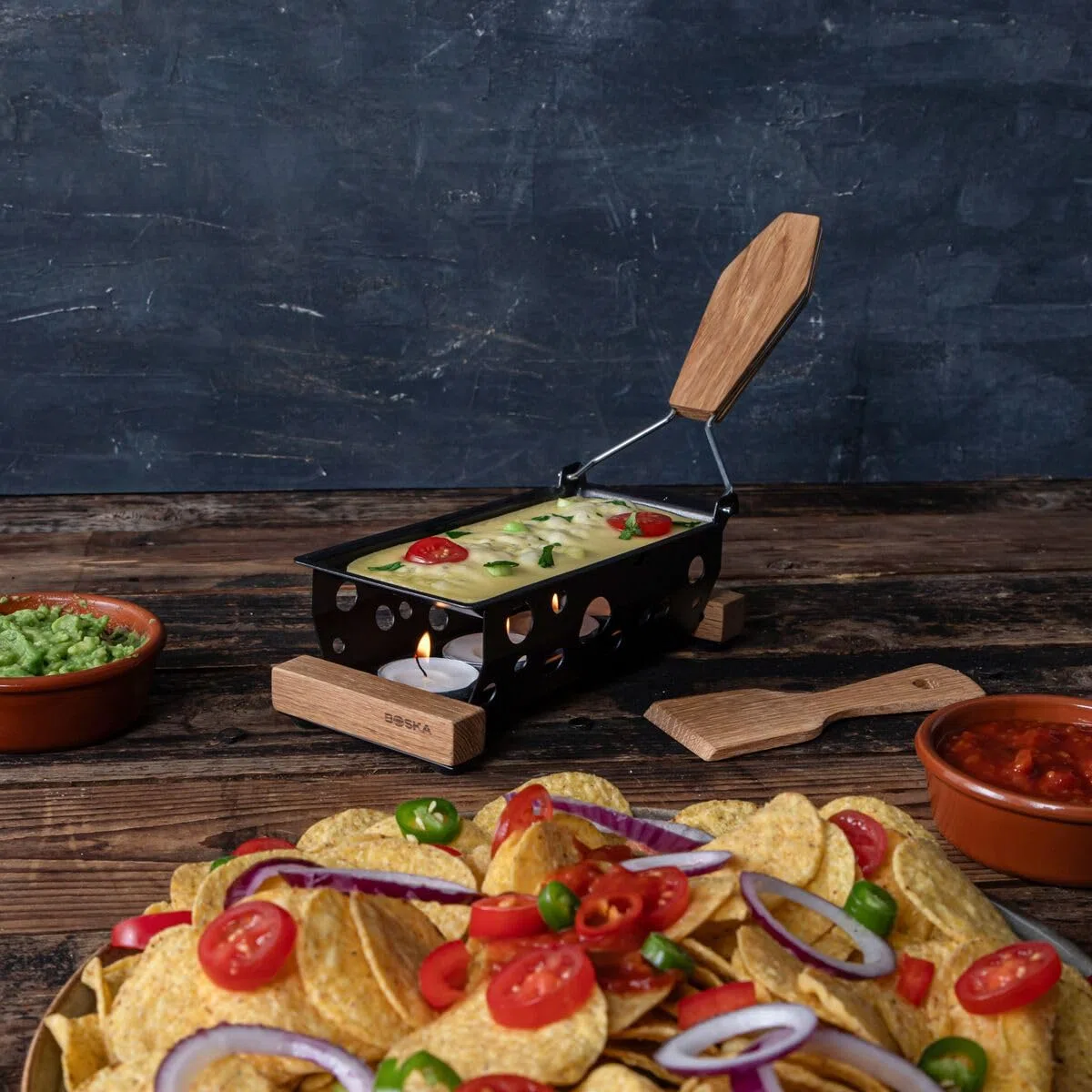 Boska Raclette 2 Personen Oslo - Mini raclette für Zwei Teelichter - Charakteristisch Holz mit Spachtel [Verleih Leckereien mit Geschmolzenem Käse oder Gegrilltem Gemüse] [Antihaftbeschichtung]