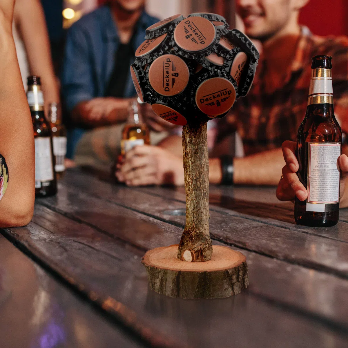 Bierdeckel Magnetbaum für bis zu 60 Kronkorken - Kronkorken Baum aus Eiche Made in Germany - Kronkorkenbaum & Bierdeckelbaum als Geschenk für Vater, Männer - Partyraum-Ausstattung & Bardeko