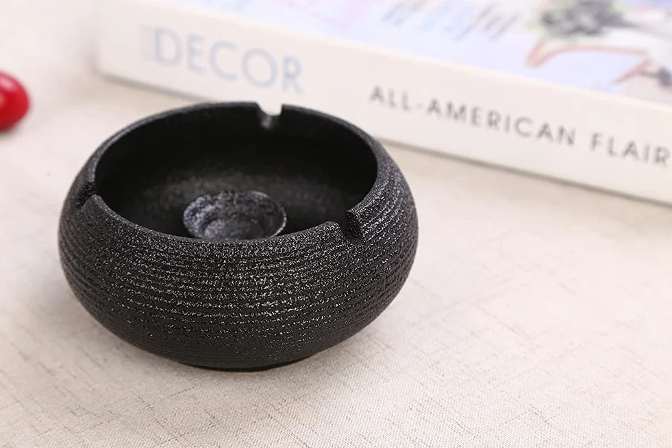 Panngu Windaschenbecher Schwarz Retro Keramik, Aschenbecher mit Deckel für Draußen, Einfachheit Zigarren Aschenbecher für Zuhause und Büro Dekoration (11.5X8.5cm)