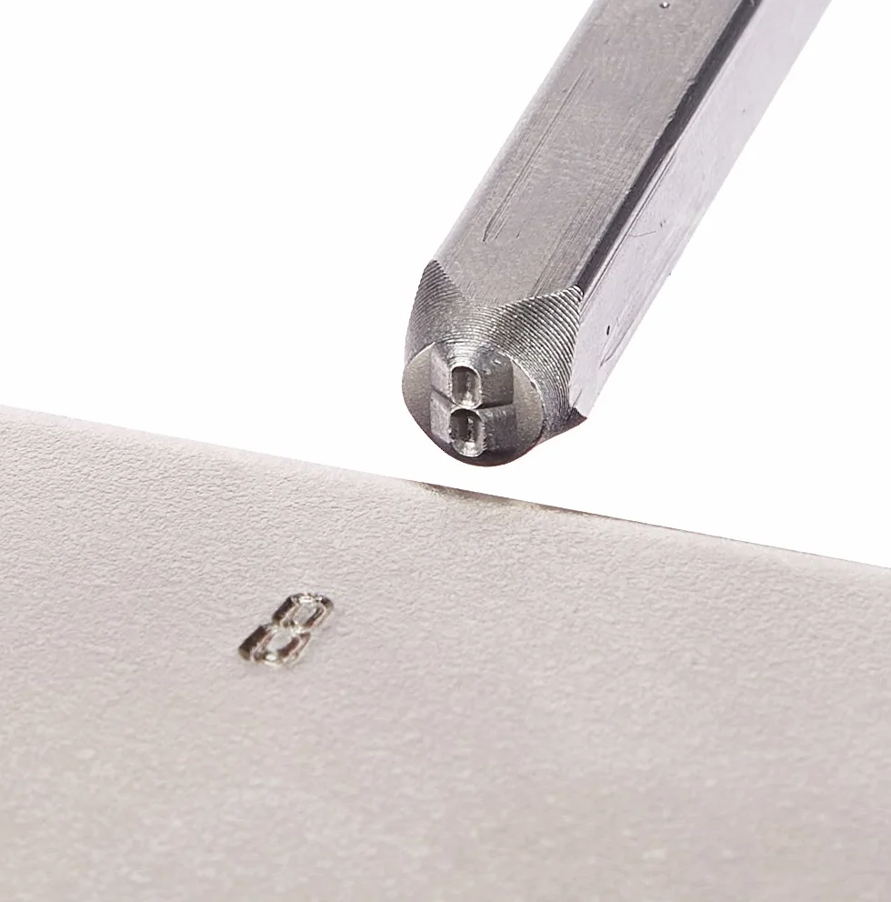 Amazon Basics Schlagbuchstaben Stanz-Kit für Metall und Leder - 4 mm