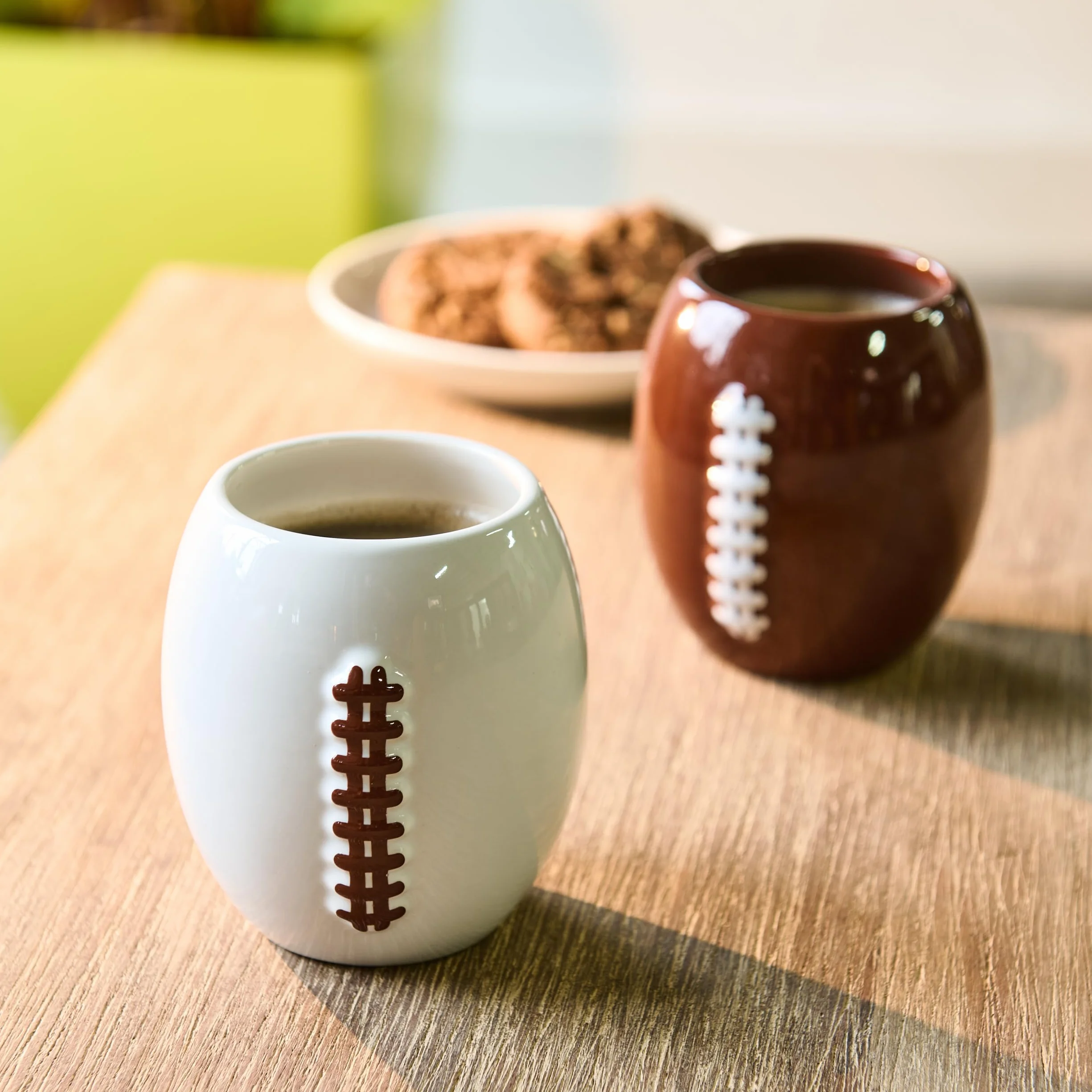 40YARDS American Football Tasse/Kaffeebecher (330 ml) im 2er Set aus Keramik mit erhabener Football Naht für Cappuccino, Flat White, Americano, Tee & mehr