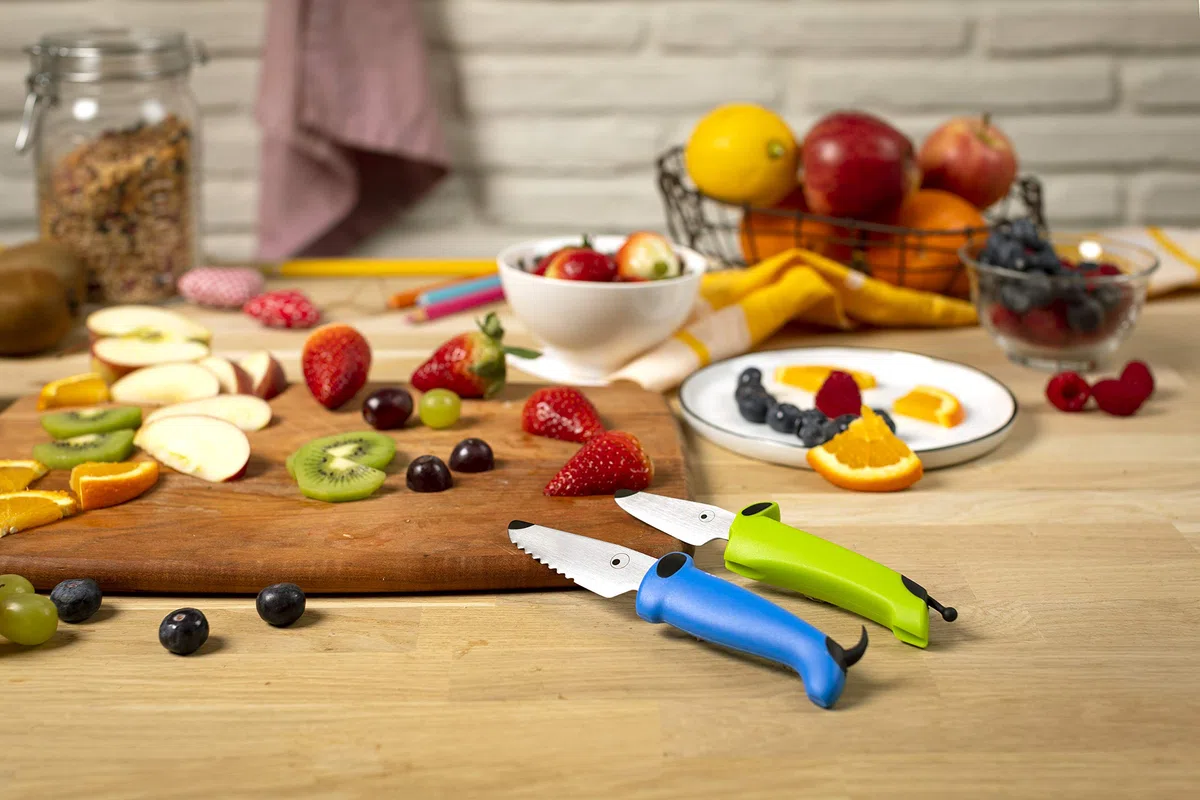 KUHN RIKON Kinderkitchen Kindermesser Set (2-teilig), Kinder-Küchenmesser ab 3 Jahren, Messerset mit Fingerschutz, Edelstahl Klinge (Grün/Blau)