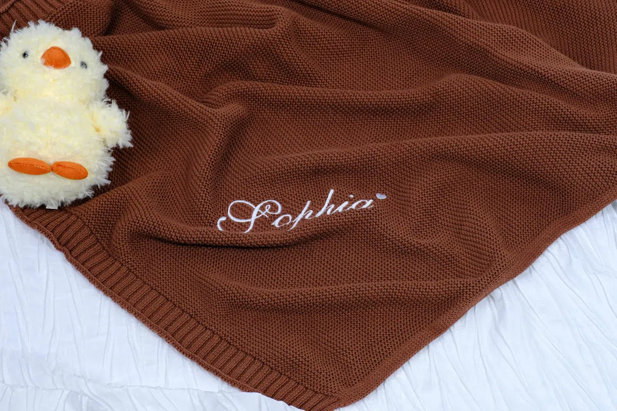 Personalisierte Babydecken – Individuell bestickte Strickdecken mit Namen Babys, Jungen und Mädchen. Perfekt für Geburtstage, Babypartys und Weihnachten