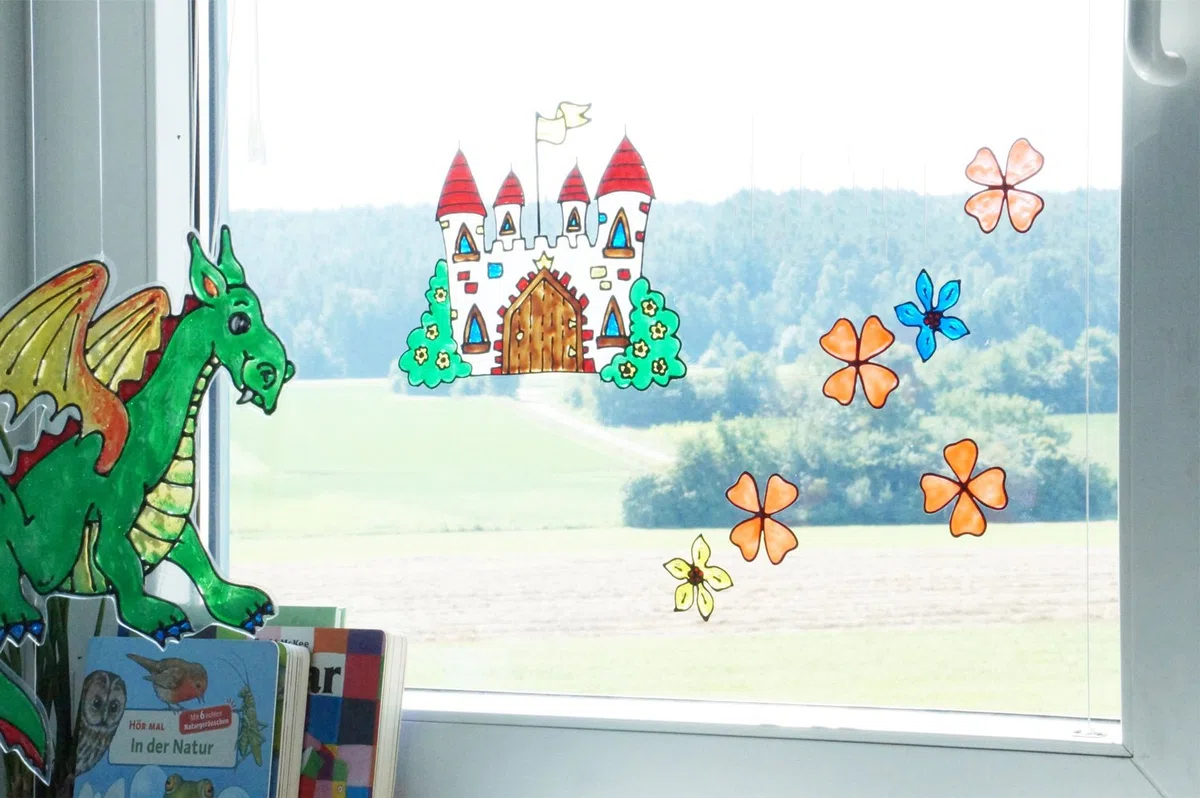 KREUL 40155 - Window Color Power Pack Burg, 6 x 125 ml Fensterfarben, inkl. Konturenfarbe schwarz, für kreative Kinder, Spezialfolie und über 70 Motivvorlagen
