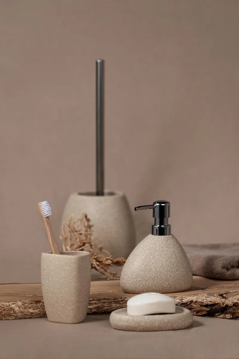 WENKO Keramik WC-Garnitur Mod. Pion hygienische Silikonbürste selbstreinigend in dreieckiger Form für Bad und Gäste-WC Maße 12,5 x 38,5 x 12 cm Farbe beige