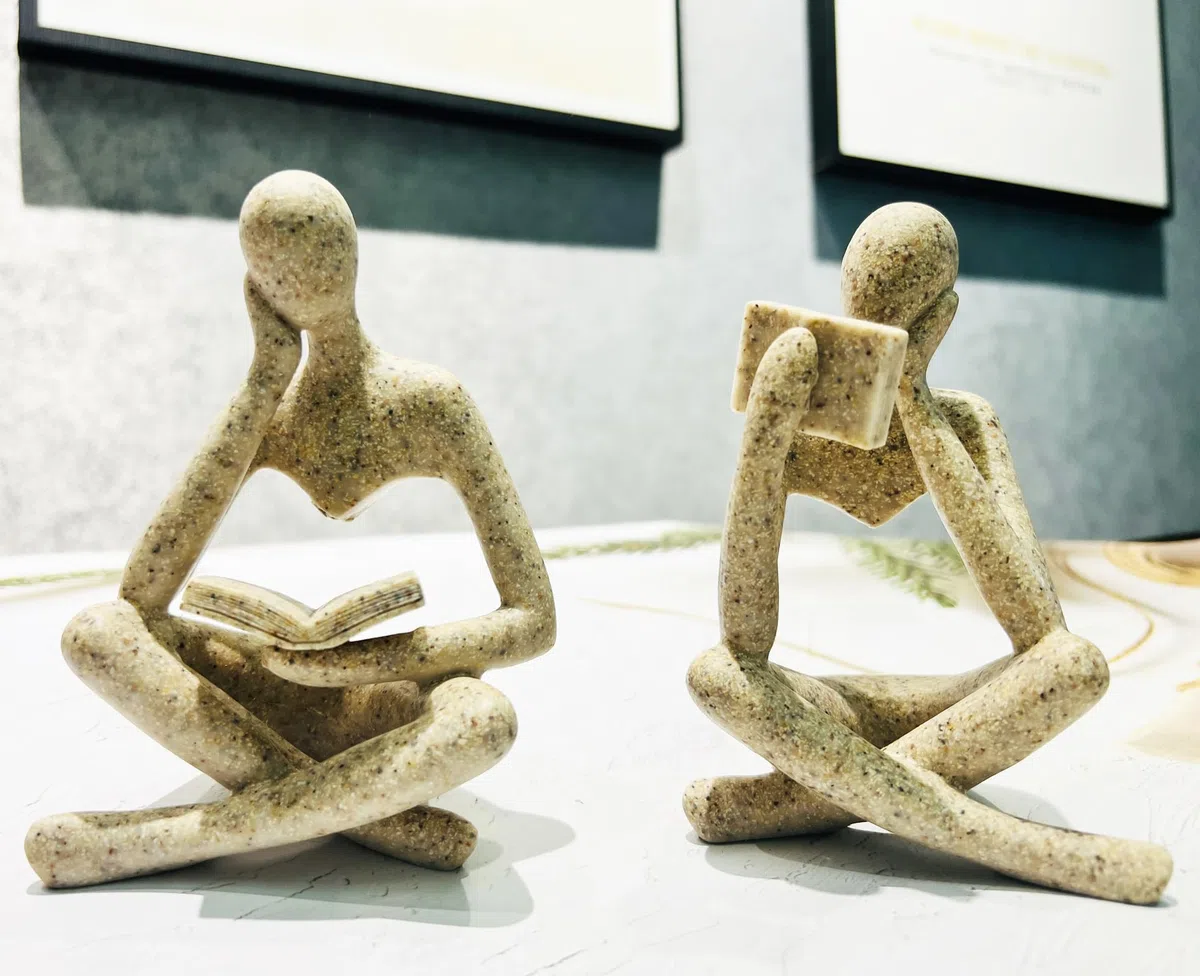 2 Stücke Wohnkultur Sandstein Lesen Denker Statue Moderne Figuren Abstrakte Ästhetische Skulptur Denker Harz Statue Set für Heimdekoration Wohnzimmer Büro Bücherregal Regal Tisch