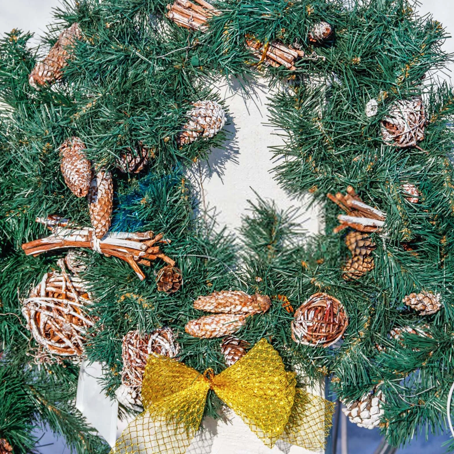 DATEFUN Grüne Weihnachtsgirlande 2,7m - Künstliche Tannengirlande für In- und Outdoor - 270 Spitzen - Weihnachtsdeko für Kamin, Treppe und Mehr