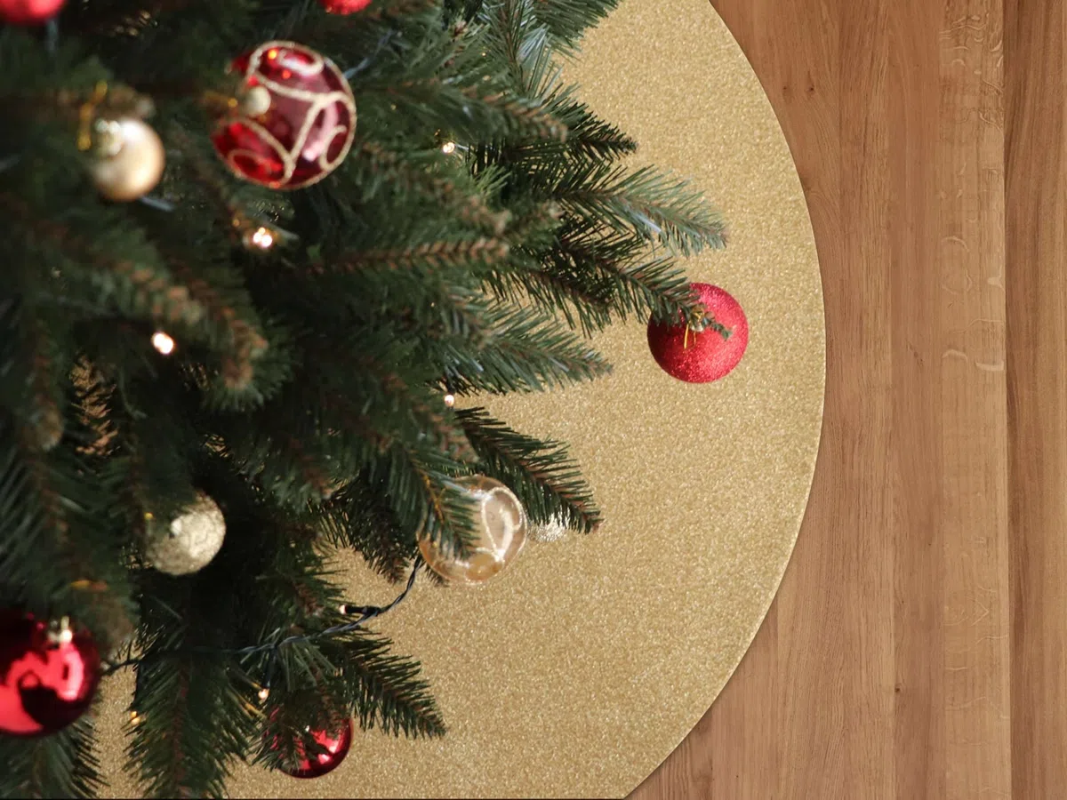 Primaflor Weihnachtsbaumunterlage Glimmer | Rund 30 cm | Gold | 5 mm hoch | schwer entflammbar Bfl-s1 | rutschsicherer Glitzerteppich für Weihnachtsbaum und Dekoration