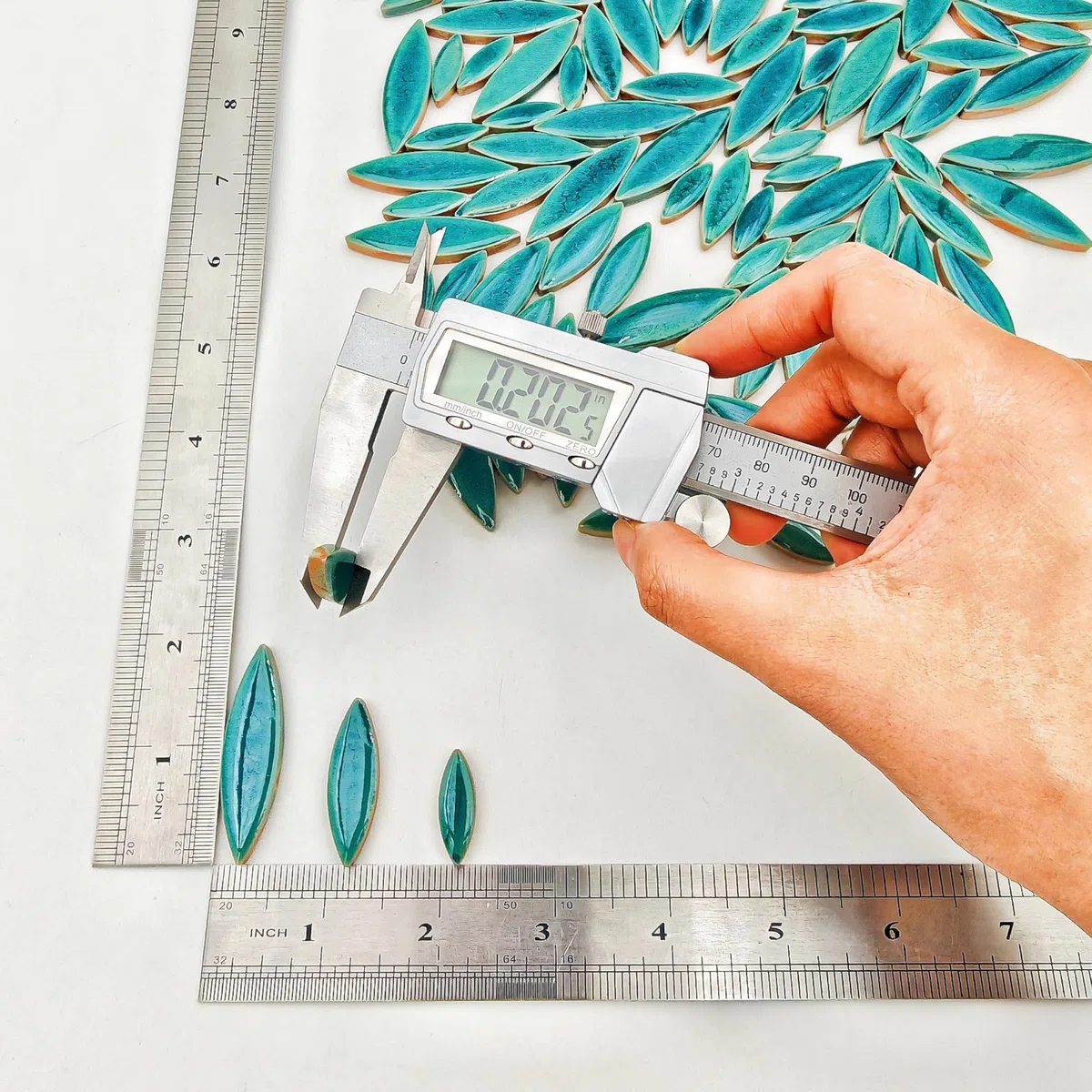 500 g/1,1 lb YOZIEMQ Weidenblatt-Petal-Form Keramikmosaik, unregelmäßige Mosaikstücke für Heimdekoration oder DIY-Bastelarbeiten, Mosaikherstellungszubehör. (Pfauenblau)