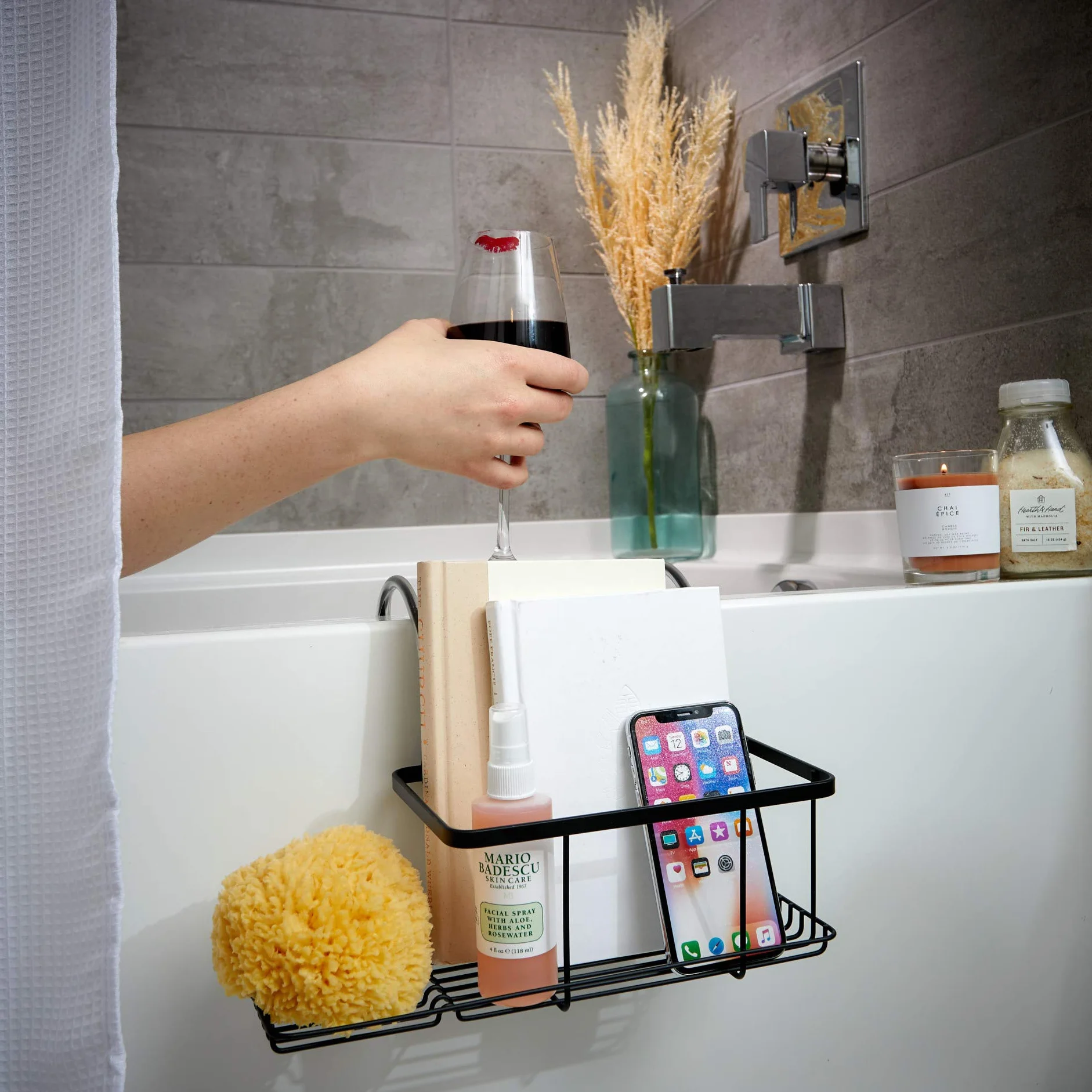 iDesign Badewannenablage, kleine Badablage zum Einhängen über der Wanne aus Metall, Badewannenregal ohne Bohren für Seife, Kosmetik, Bücher, Tablet und Handy, mattschwarz